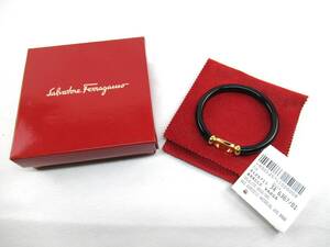 ★【B送900円】1075　Salvatore Ferragamo　サルヴァトーレフェラガモ　バングル　ブレスレット　ブラック　ゴールド金具　ロゴプレート　