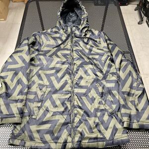 ボルコム volcom ナイロンパーカー ガムテープ跡、引っ掻き生地つれ あり（洗濯済み Lサイズ 迷彩