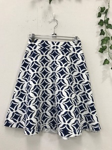 2514　【　DIANE von FURSTENBERG　】　ひざ丈フレアースカート　サイズ：0　色：グレー白地　ネイビー柄入り