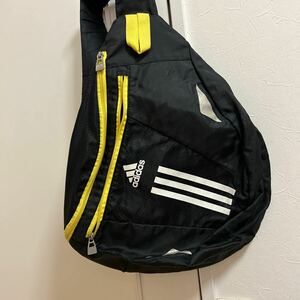 アディダス スリングバッグ ワンショルダーバッグ　ボディバッグ adidas 