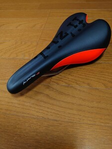 Fizik フィジーク アリアンテ VS サドル キウムレール仕様　黒・赤