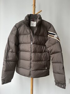 MONCLER モンクレール メンズPIUMINO CORTO SOLAYANダウンジャケット 三色ストライプ スタンドカラー 隠しフード ダークブラウン size 1