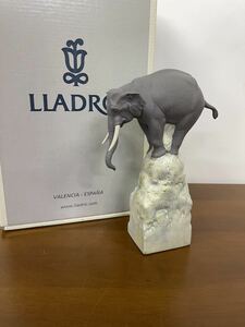 【美品】LLADORO リヤドロ No.8201 『バランスエレファント2』 フィギュリン 高さ約19cm ゾウ エレファント置物 