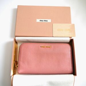 質店鑑定済み！ 美品◆ miumiu ◆ ミュウミュウ ◆ マドラス レザー製 ◆ ラウンドファスナー 長財布◆ ストロベリーピンク系◆ 送料無料！