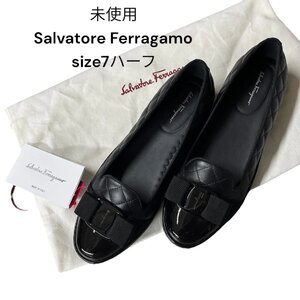 未使用　Salvatore Ferragamo 　キルティング　フラットシューズ　ヴァラ　7ハーフ、24.5センチ　S5M056 サルヴァトーレフェラガモ