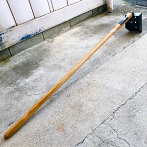 [新品 未使用] トンボ工業 角溝サラエ 全長 約141cm 頭巾 約13cm 木柄 長尺 農具 排水溝 U字溝 掃除用具 溝 どぶ 土木 工事 金物屋 在庫品