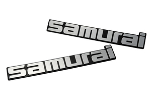 【スズキ純正】 海外仕様 samurai サイド エンブレム 2個 77815-83060 ジムニー SJ30 SJ40 JA71 JA51 JA11 JA12 JA22 JB31 JB32