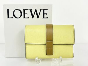 ロエベ LOEWE 三つ折り財布 バーティカル ウォレット スモール ペイルライム/オーカーグリーン レディース 収納袋 外箱付 → 2401LA008