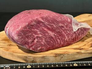 【即決】高級赤身肉【さつまビーフ】黒毛和牛カメノコ上 880g 切るだけスペック 希少部位 シルクロース 贅沢焼肉 安心現品画像 W1014