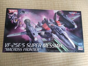 ハセガワ マクロスF VF-25F/S スーパー メサイア　 VF-19EF/A イサム・スペシャル 1/72スケール　　　　