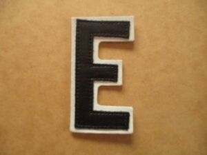 80s レザーワッペン『E』白×黒 ビンテージ革ワッペン/イニシャル ローマ字オリジナル本革Leather wappenパッチpatchアップリケ S6