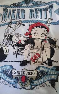 ☆メンズ☆BETTYBOOP ☆BIKER BETTY☆カッコいい水色ロゴ！お座りバイカーベティちゃん&ドラム缶の白色半袖Tシャツです(o^―^o)サイズM☆