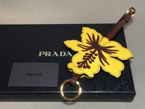 新品 PRADA ハイビスカス バッグチャーム キーホルダー 本革 ロゴ プラダ リュック モード マスタード イエロー バーガンディ