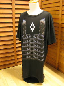 M2 △499【MARCELO BURLON × PUSHA マルセロバーロン プシャ】プリントTシャツ　ブラック系 SIZE　XL