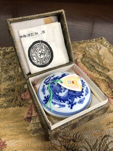 【中古】　上海西冷印社　鐡生題　白磁染付　『印泥』6.8㎝　書道具/篆刻/印章/朱肉　　J0328B