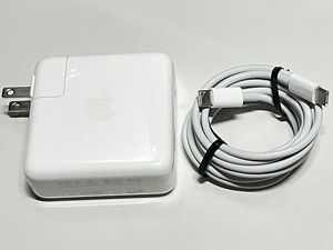 ■充放電使用回数わずか3回■ アップル 純正品 　Apple 61W USB-C AC アダプター A1947 USB-Cケーブル Macbook Pro 13