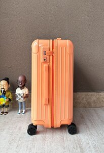 RIMOWA リモワ 21インチ 36リットル Essential エッセンシャルライト スーツケース 機内持ち込み オレンジ 希少 中古