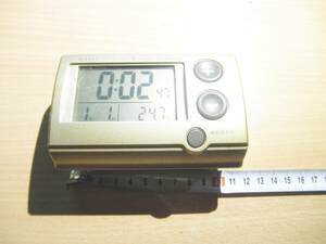 DAILY年代物デジタル置き時計（中古）8RZ030(全体的に汚れ・黄ばみ有り)ジャンク品