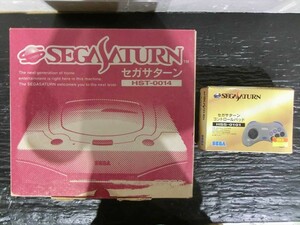 T【E6-76】【100サイズ】SEGA/セガサターン 本体＆コントロールパッド/ゲーム/通電可/ジャンク扱い/※傷・汚れ有