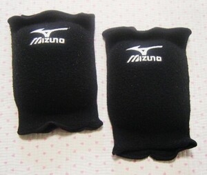 ミズノ　MIZUNO　バレーボール用膝サポーター・ニーサポーター　2個セット　黒色　サイズ 女性用フリー　衝撃吸収パッド入り