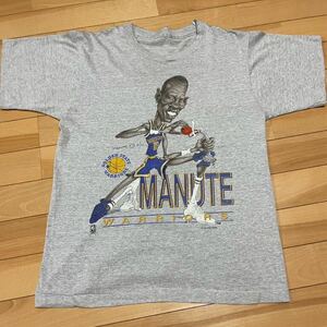 NBA GOLRENSTATE WORRIORS ゴールデンステートウォリアーズ MANUTE BOLマヌートボル スポーツプリントTシャツ