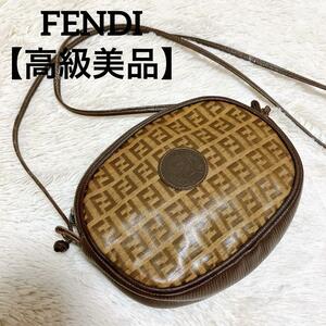 【高級美品】FENDI フェンディ　ショルダーポーチ　ショルダーバッグ　サコッシュ　小物入れ　ズッカ柄　ズッカ　化粧品　レザー　PVC