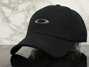 【未使用品】53E クール★OAKLEY オークリー キャップ 帽子 CAP クールなブラックの伸縮素材にグレーロゴ！《伸縮前57㎝～59㎝位迄》