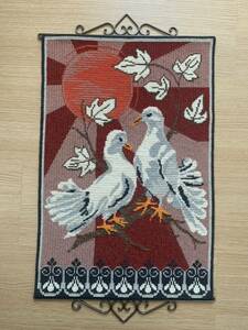 北欧雑貨!スウェーデン、ヴィンテージ、ハンドメイド刺繍タペストリー、壁掛け、北欧伝統刺繍　#24 ツヴィスト刺繍　鳩のペア　綺麗な大判