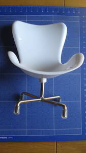 ミニチュア椅子　1/6ドール用チェア　白　/ブライス・リカちゃん・momoko・バービーサイズ/ミニチュア家具