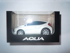 トヨタ　新型AQUA(アクア）プルバックミニカー　非売品　パールホワイト
