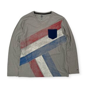 TOMMY HILFIGER トミーヒルフィガー フラッグ プリント ポケット付き 長袖Tシャツ ポケT カットソー S/P /グレー/Vネック