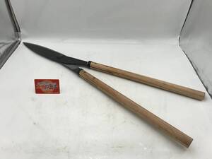 【中古品】〇鋏屋一番 かやぶき屋根鋏(直刃)240mm 安来鋼黄紙 樫柄450mm 1101 [ITLWWVC4VTVK]