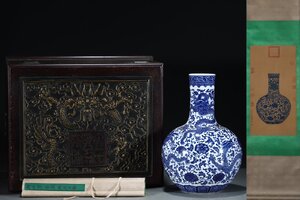 ■大成美術■青花纏枝花卉龍紋天球瓶 郎世寧絵 絹本 【磁器瓶図】掛け軸 箱付き（検） 清時代 染付 陶磁器 唐物 中国美術 骨董 古玩 293