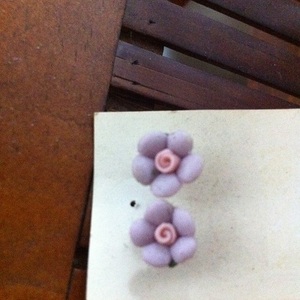 樹脂製ミニピアスお花PU薄紫 小さめキャッチ式ピアス