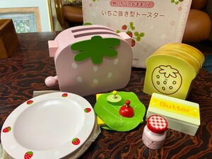 H01004 マザーガーデン いちご抜き型トースター 野いちごのおままごと 木製玩具 おもちゃ オママゴト セット ピンク