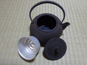 南部鉄器　急須　鉄瓶　あられ　紋様　岩鋳　刻印　霰　小型　茶こし付　鉄　盛岡　日本製　アラレ　未使用　シール付き　即決