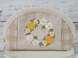 *ハンドメイド バラとマーガレットの手刺繍入り ミニ コスメポーチ (黄) プレゼント メイク道具 文房具 サニタリー 小物入れ お薬 鍵入れ 