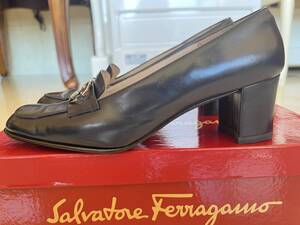 サルバトーレ・フェラガモ　SALVATORE　 FERRAGAMO　パンプスカンチーニ　ブラックレザー　ゴールド金具　5 1/2C(23cm)