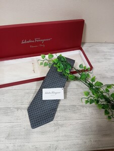 参考価格25300円 新品未使用タグ付き　 Salvatore Ferragamo　Ferragamo　ガンチーニ　　フェラガモ　フェラガモ　ネクタイ