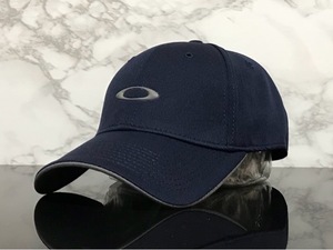 【未使用品】64D★OAKLEY オークリー キャップ 帽子 CAP 上品で高級感のあるネイビーの伸縮素材にグレーロゴ《伸縮前57㎝-60㎝位迄》