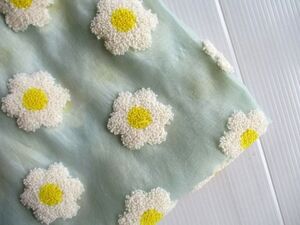 ★パンチニードル刺繍ハート生地ミントグリーンオーガンジー地に白黄色花＊訳あり