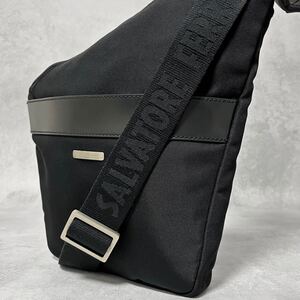 希少/美品◎ フェラガモ Salvatore Ferragamo メンズ ショルダーバッグ ボディ レザー ナイロン 黒 ブラック ロゴベルト ビジネス 斜め掛け