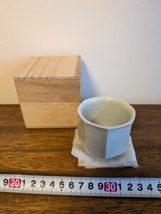 白磁ぐい呑み　酒器　作家物　染付紋様あり　陶芸　 ぐい呑　 盃　 酒盃