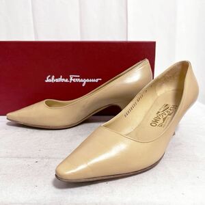 和374★④ 箱付き Salvatore Ferragamo サルヴァトーレフェラガモ レザー パンプス ヒール シューズ 7 D ベージュ レディース