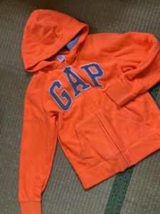 新品　GAP KIDS 裏起毛パーカー ロゴパーカー ギャップキッズ　150 冬　ギャップ　フリースパーカー 即決　カジュアル