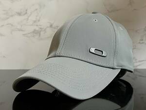 【未使用品】49F 上品★OAKLEYオークリー キャップ 帽子 CAP 上品で高級感のあるグレーの伸縮素材にメタル製ロゴ《伸縮前58㎝～60㎝位迄》