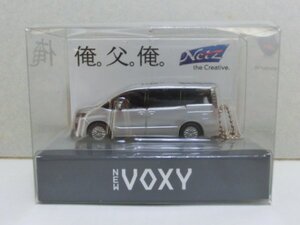 非売品 TOYATA ヴォクシー VOXY 80系 前期 ZS ミニカーキーホルダー プルバック LED シルバーメタリック