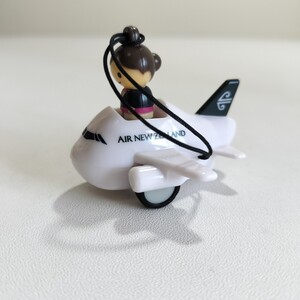 AIR NEW ZEALAND エアニュージーランド 飛行機 プルバックカー キャビンアテンダント ストラップ [ ミニカー フィギュア 磁石付き]