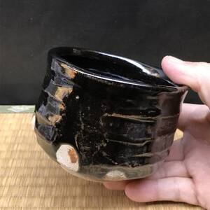 瀬戸黒のお茶碗、岡部嶺男銘印？茶器　茶入　茶わん　小鉢　杯　珍味入れ（R61210_A）