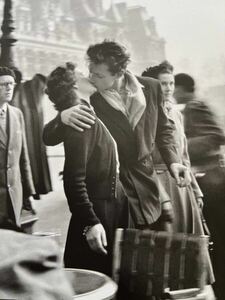 【フランス製】「パリ市庁舎前のキス」2 ロベール・ドアノー 写真 Robert Doisneau 印刷物 木製額44.1×33.8cm 色違い有 ロベールドアノー